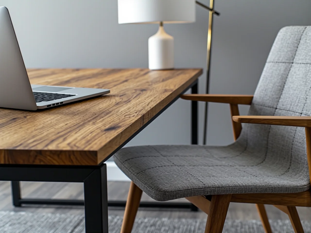 Minimalistyczne domowe biuro - proste meble, brak rozpraszaczy i harmonijny wystrój wnętrza.