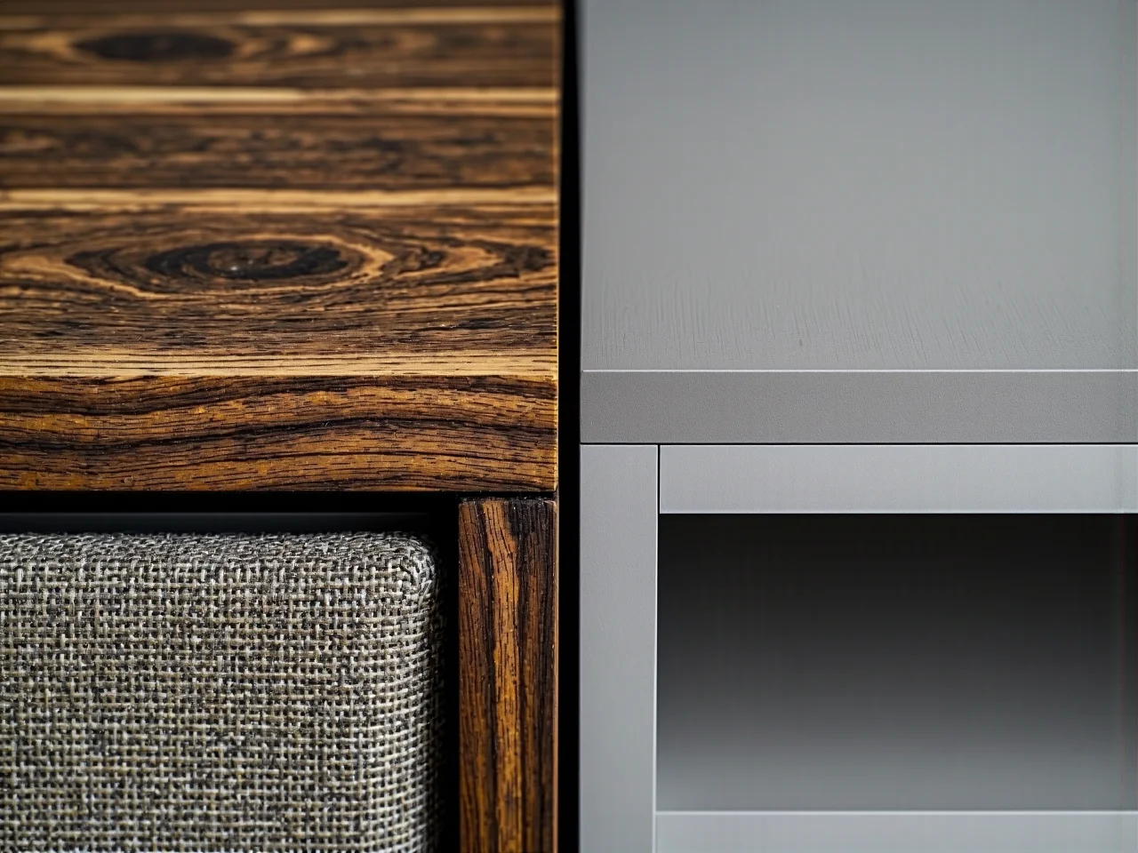 Zbliżenie na naturalne słoje i fakturę mebli z litego drewna