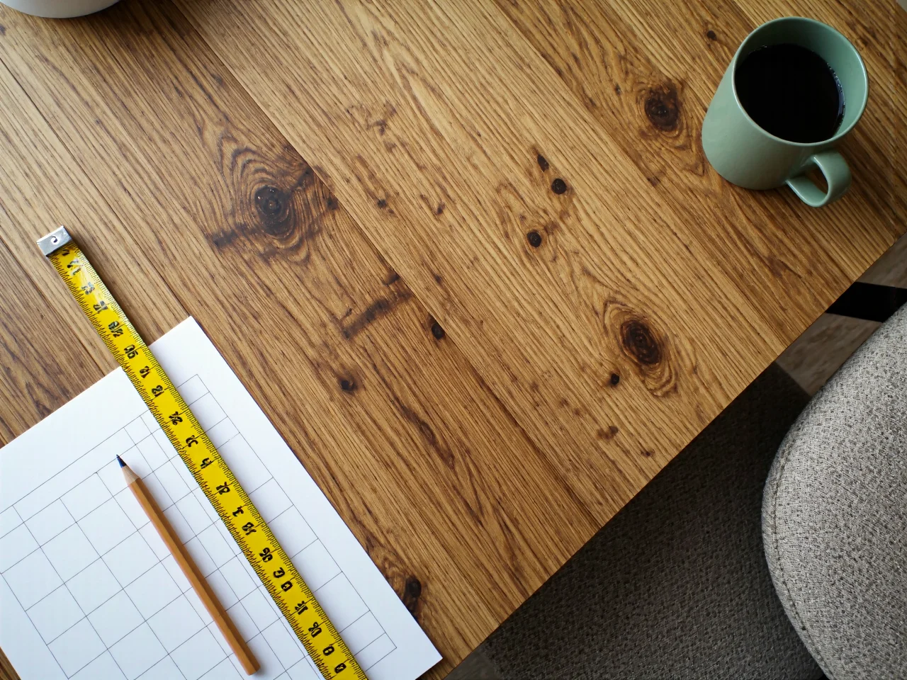 Duże lustro na szafie optycznie powiększające małą sypialnię.