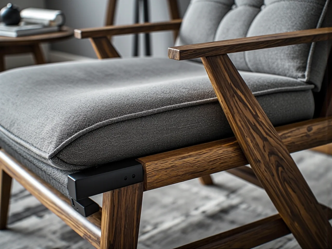 Drewniany i szklany stolik kawowy - porównanie materiałów w aranżacji.